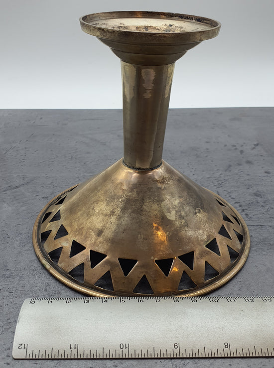 silberfarbener Kerzenständer - Kerzenleuchter, Messing, mit Muster