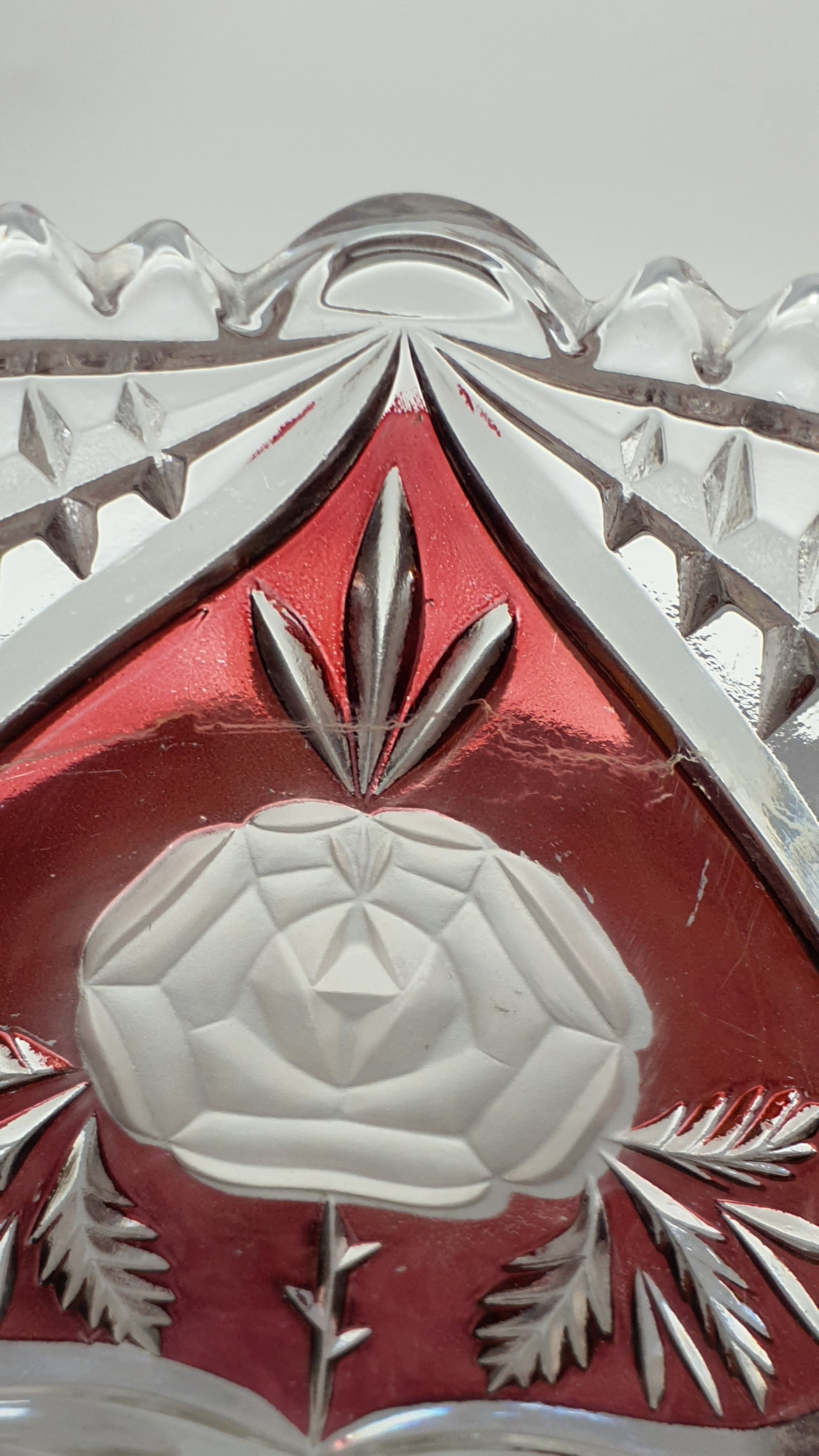 Blumen Vase aus Glas mit Podest "Anna Hütte"Bleikristall, rotes Blumenmotiv