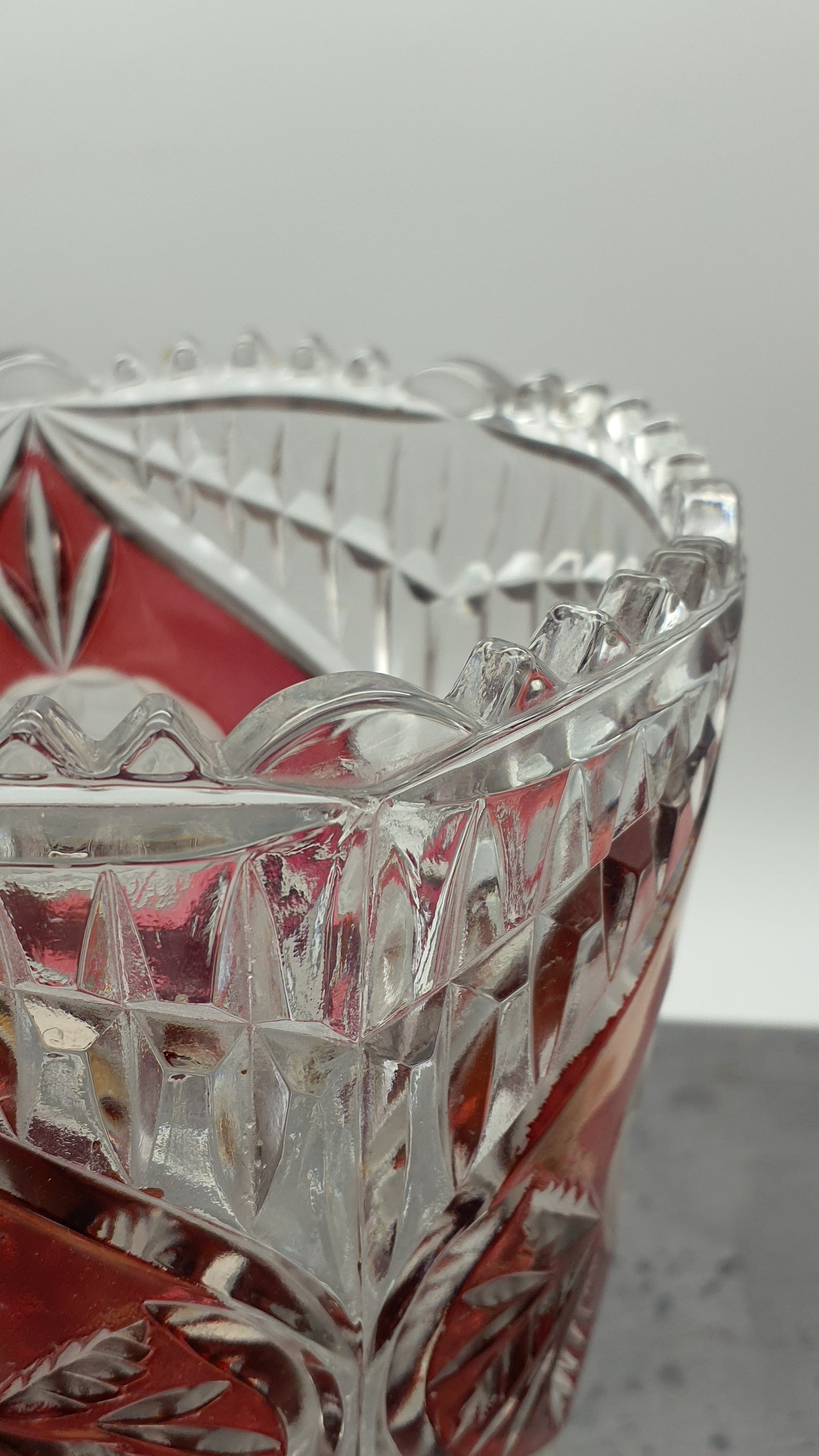 Blumen Vase aus Glas mit Podest "Anna Hütte"Bleikristall, rotes Blumenmotiv