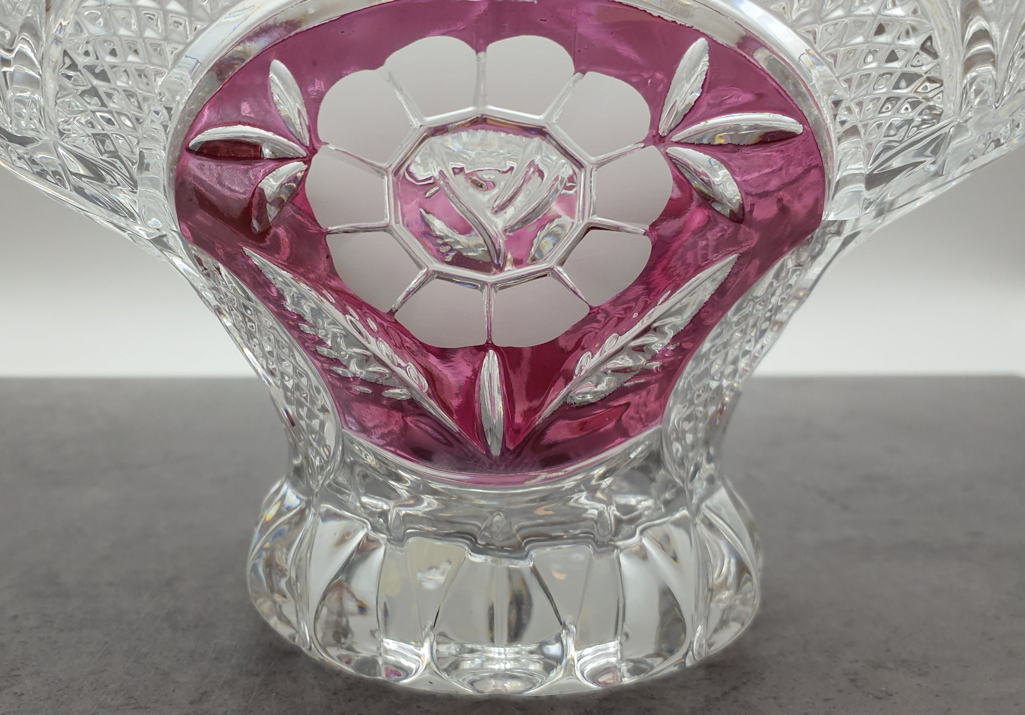 Gebäckschale-Konfektschale mit Griff/Henkel aus Glas"Anna Hütte"Bleikristall-Blumenmotiv, rot