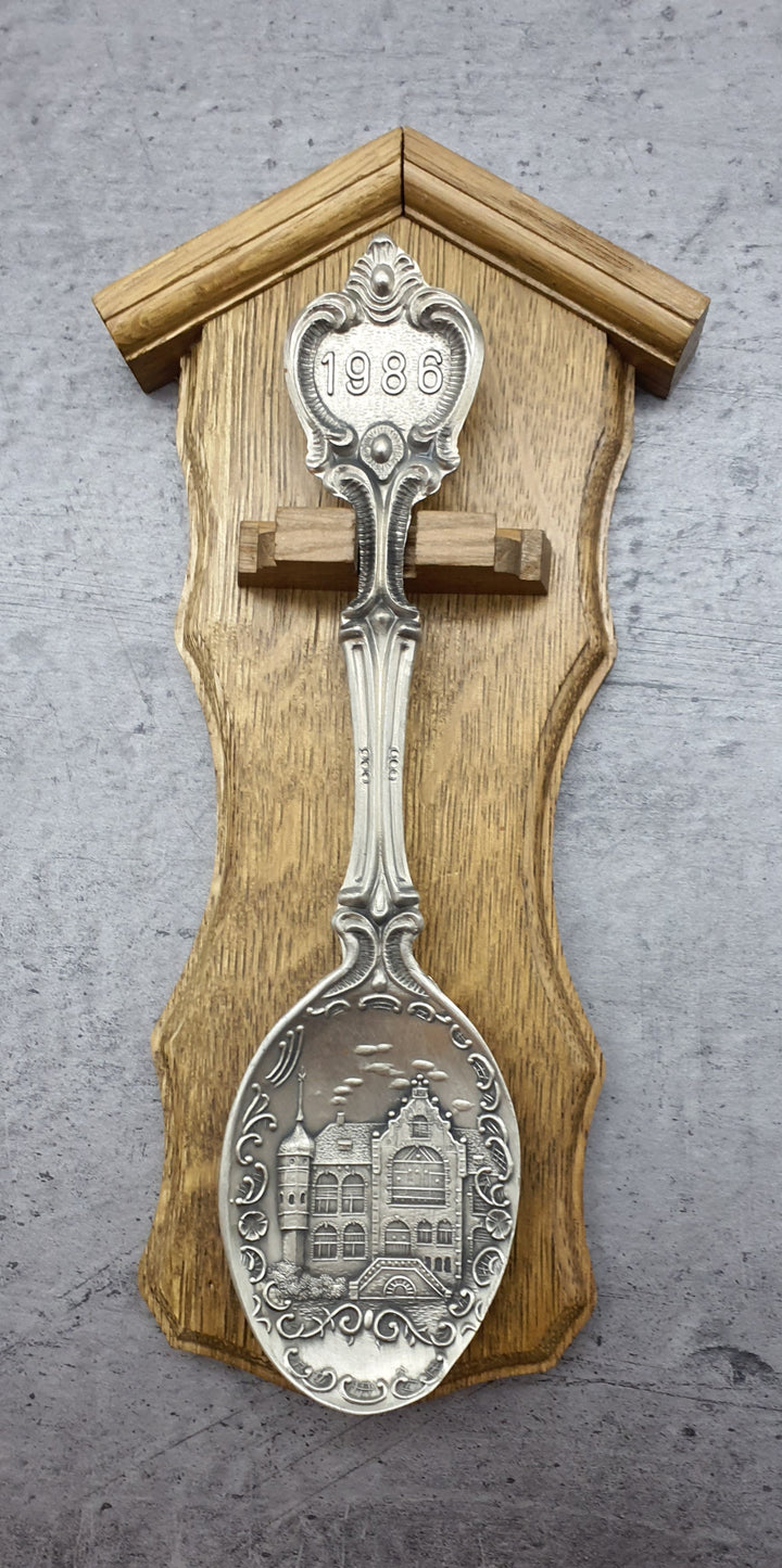 Frieling Zinn Jahreslöffel 1986 mit Holzbrett - Sammellöffel
