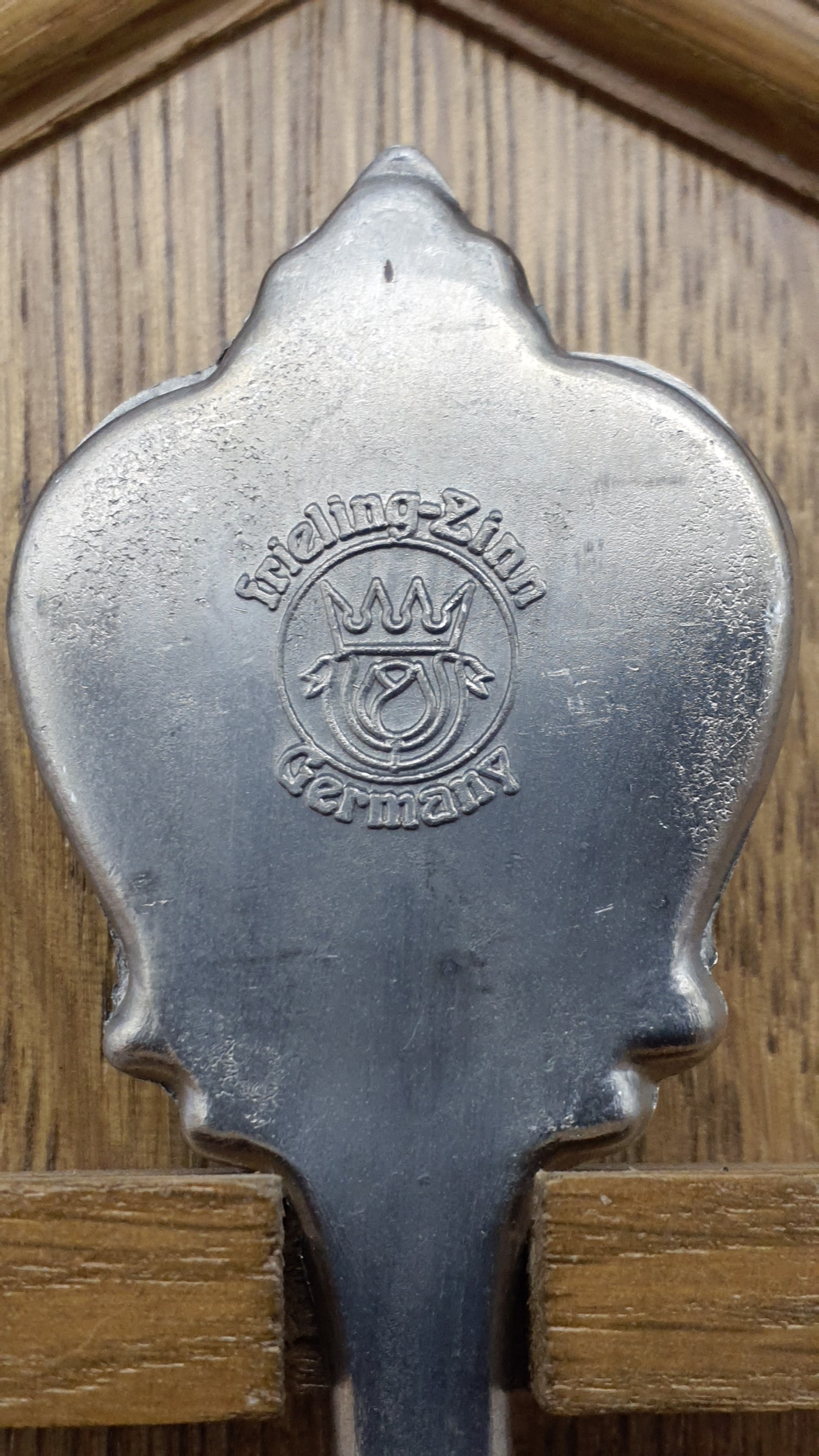 Frieling Zinn Jahreslöffel 1986 mit Holzbrett - Sammellöffel