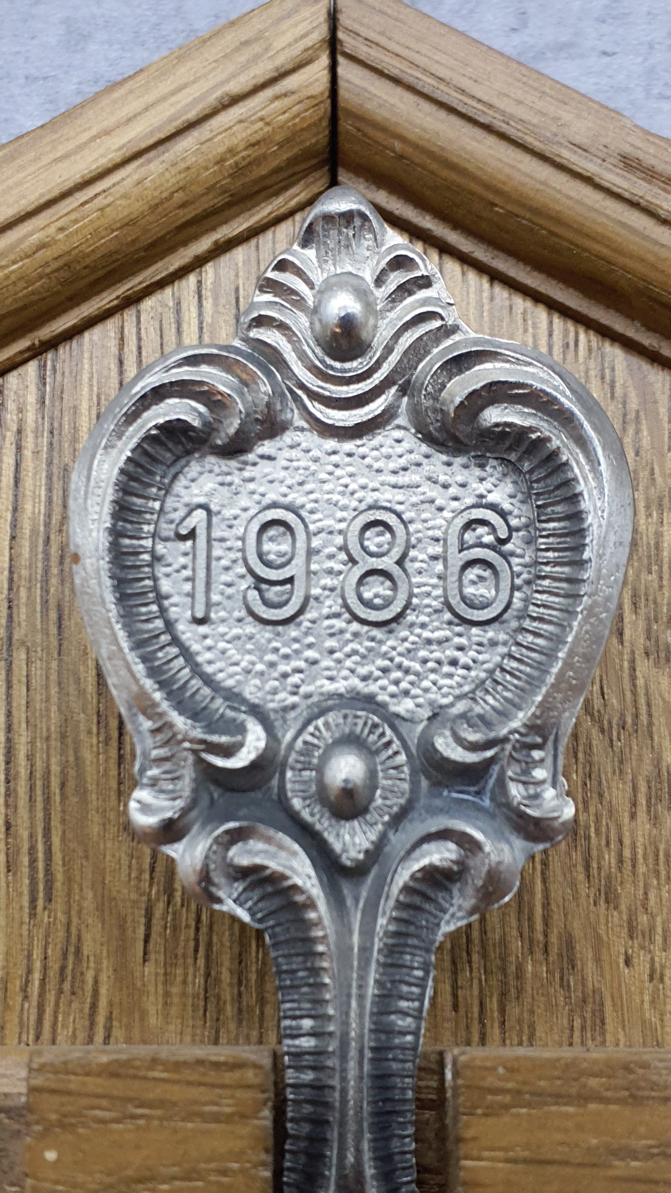 Frieling Zinn Jahreslöffel 1986 mit Holzbrett - Sammellöffel