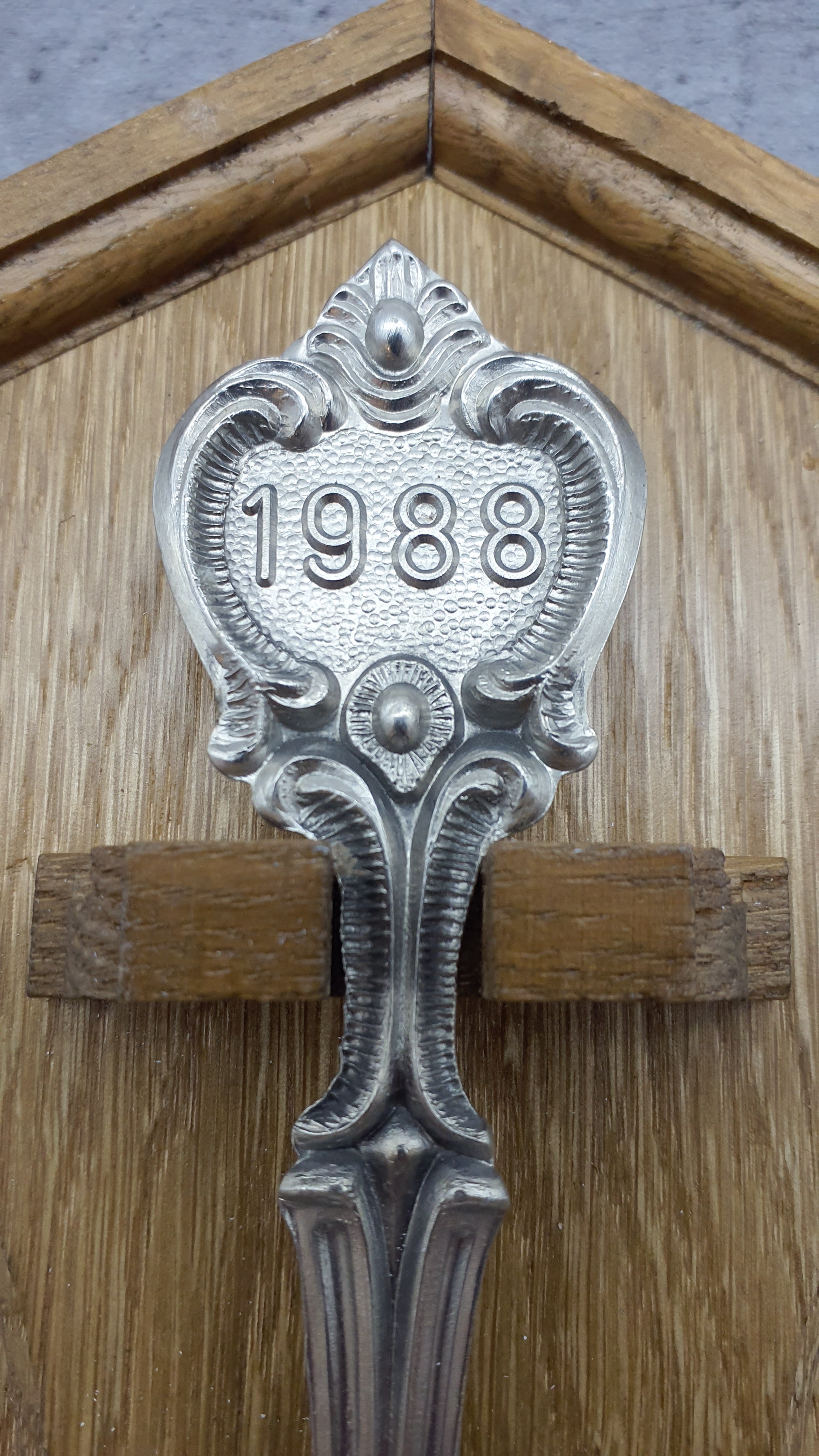 Frieling Zinn Jahreslöffel 1988 mit Holzbrett - Sammellöffel