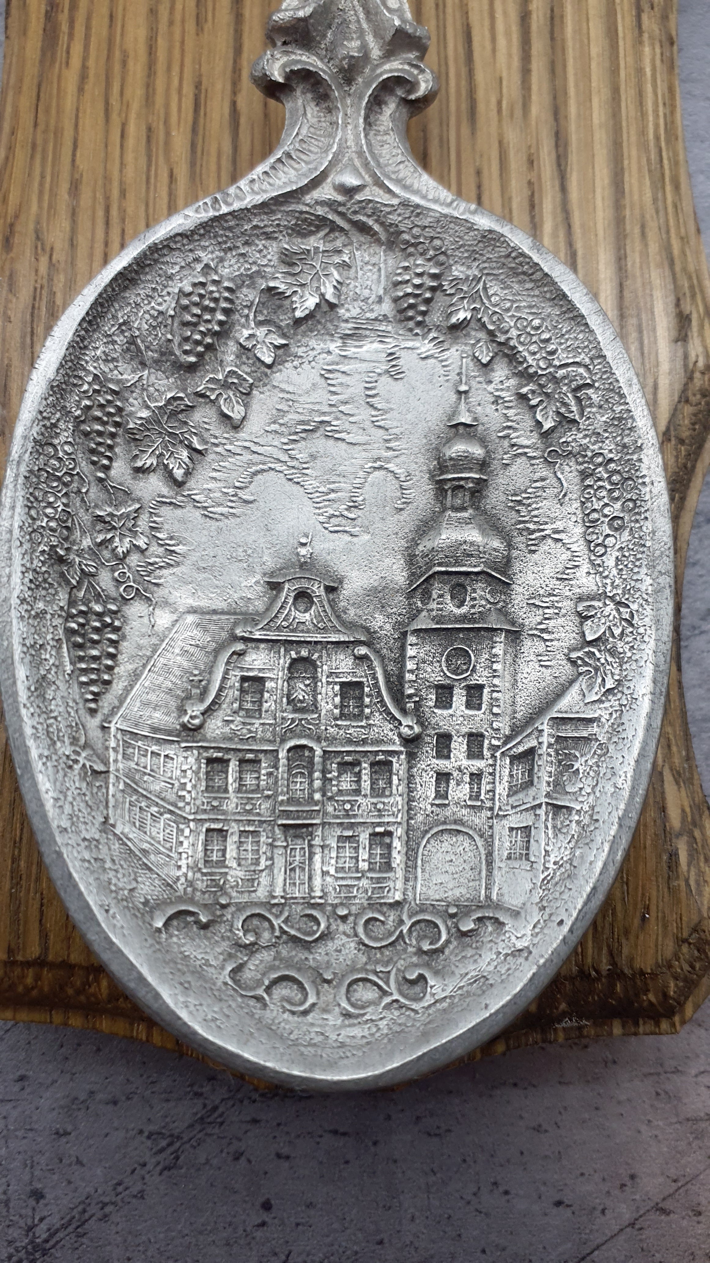 Frieling Zinn Jahreslöffel 1980 mit Holzbrett - Sammellöffel