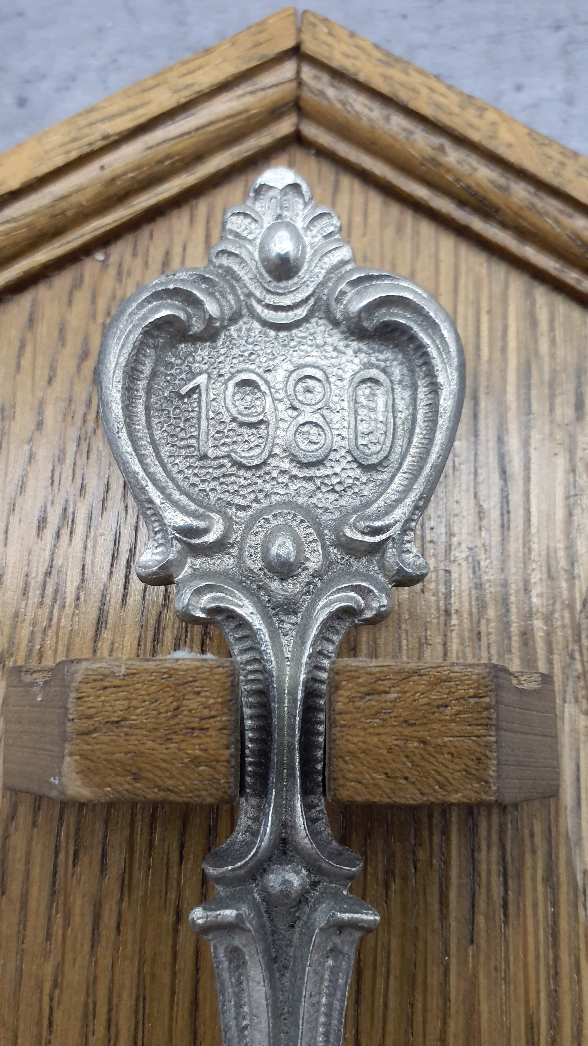 Frieling Zinn Jahreslöffel 1980 mit Holzbrett - Sammellöffel