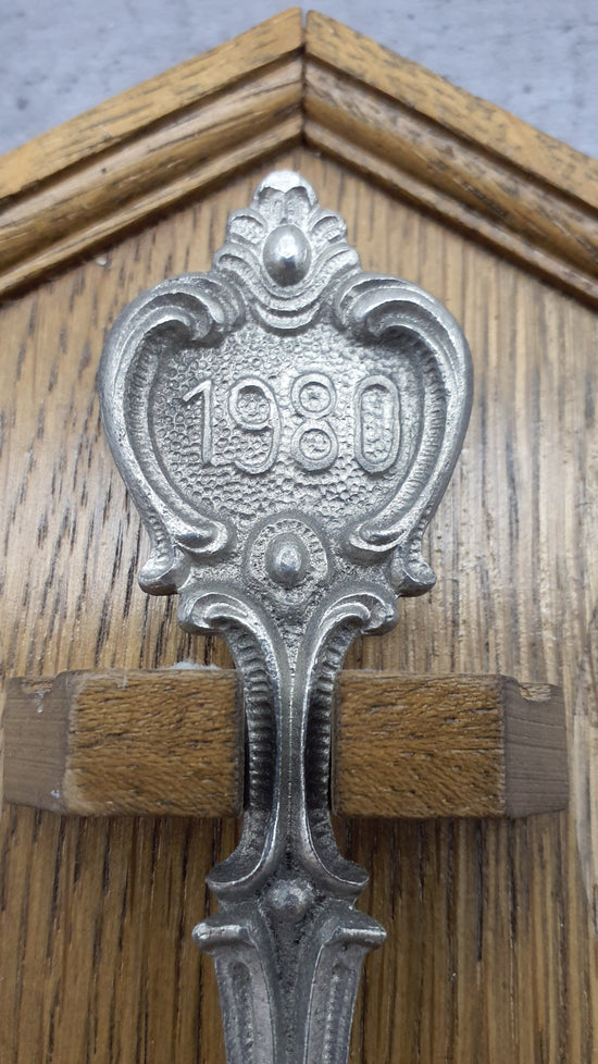 Frieling Zinn Jahreslöffel 1980 mit Holzbrett - Sammellöffel