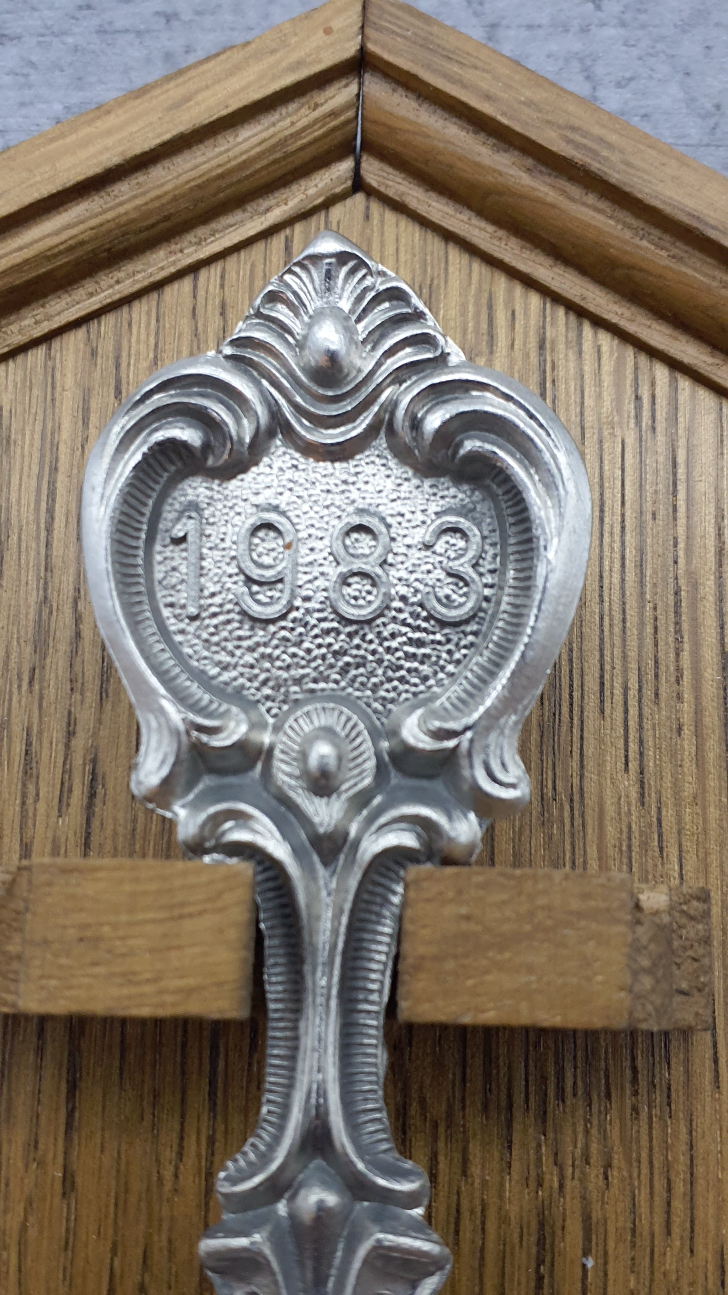 Frieling Zinn Jahreslöffel 1983 mit Holzbrett - Sammellöffel