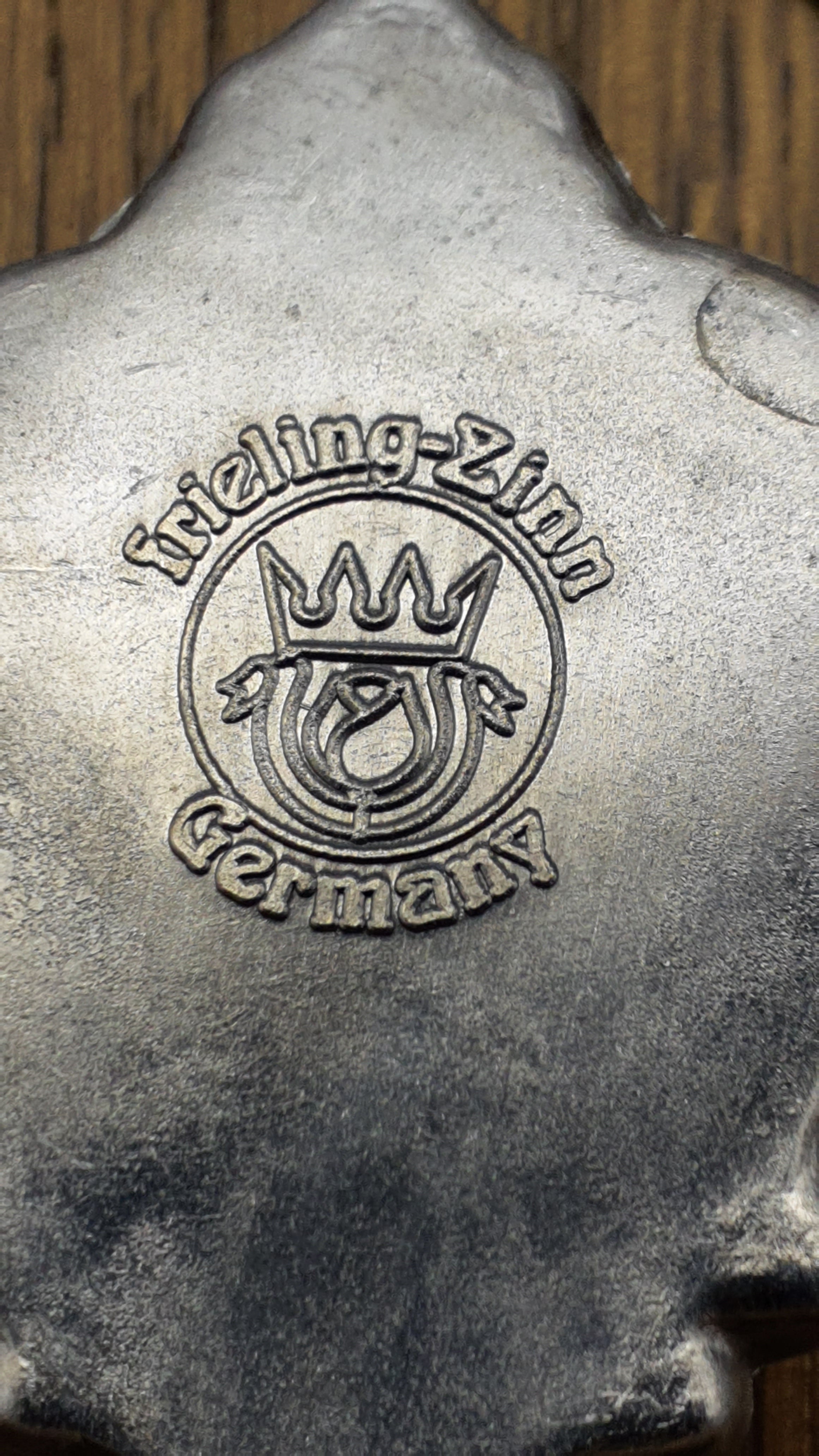 Frieling Zinn Jahreslöffel 1983 mit Holzbrett - Sammellöffel