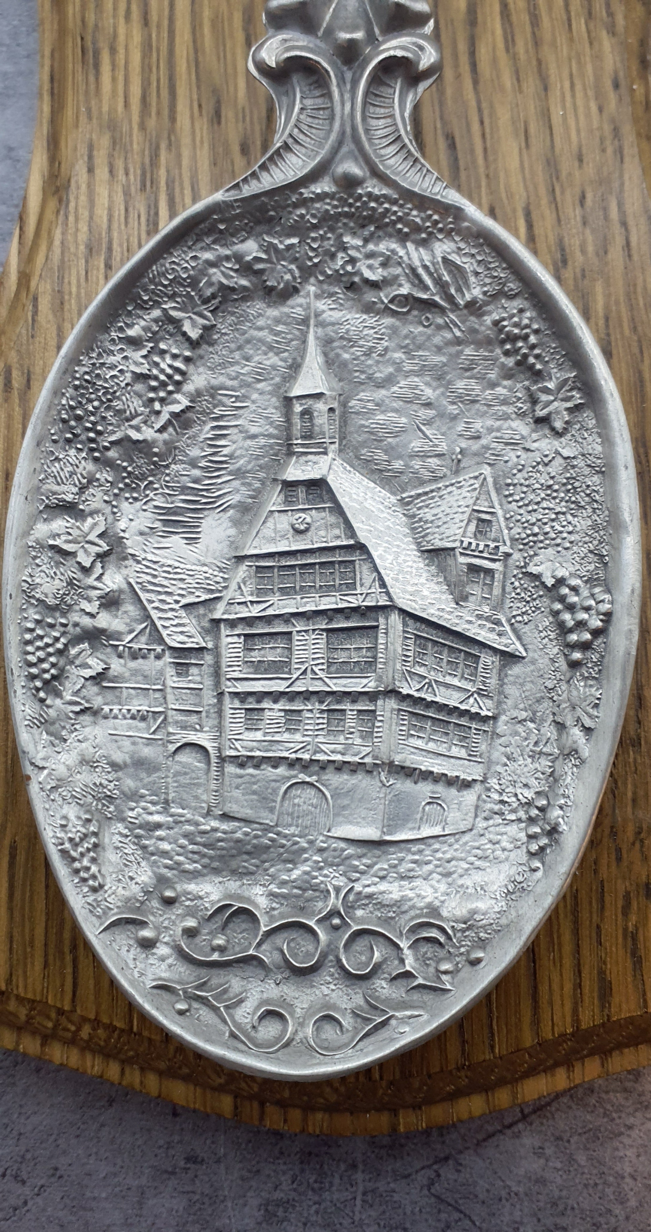 Frieling Zinn Jahreslöffel 1981 mit Holzbrett - Sammellöffel