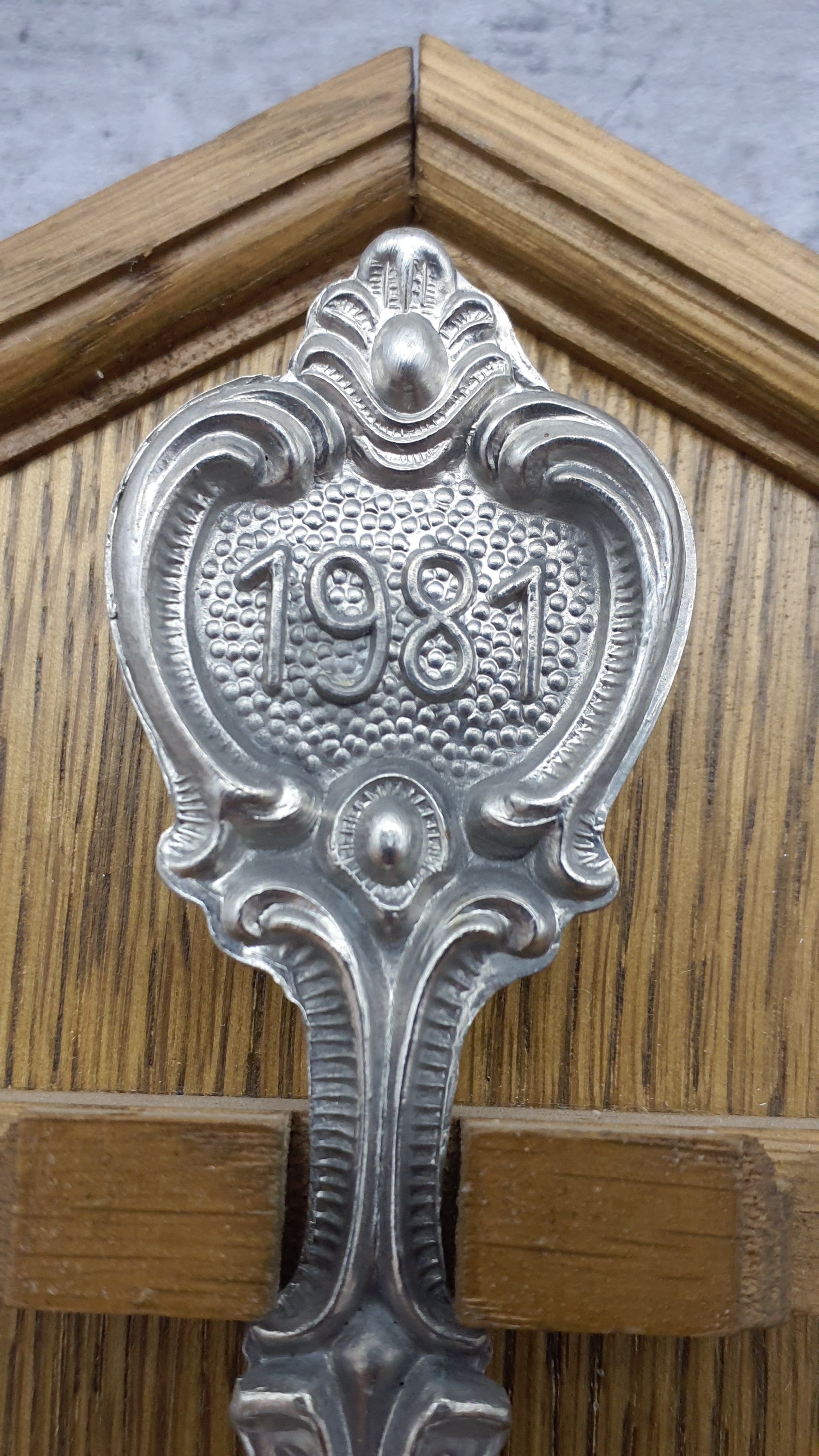 Frieling Zinn Jahreslöffel 1981 mit Holzbrett - Sammellöffel