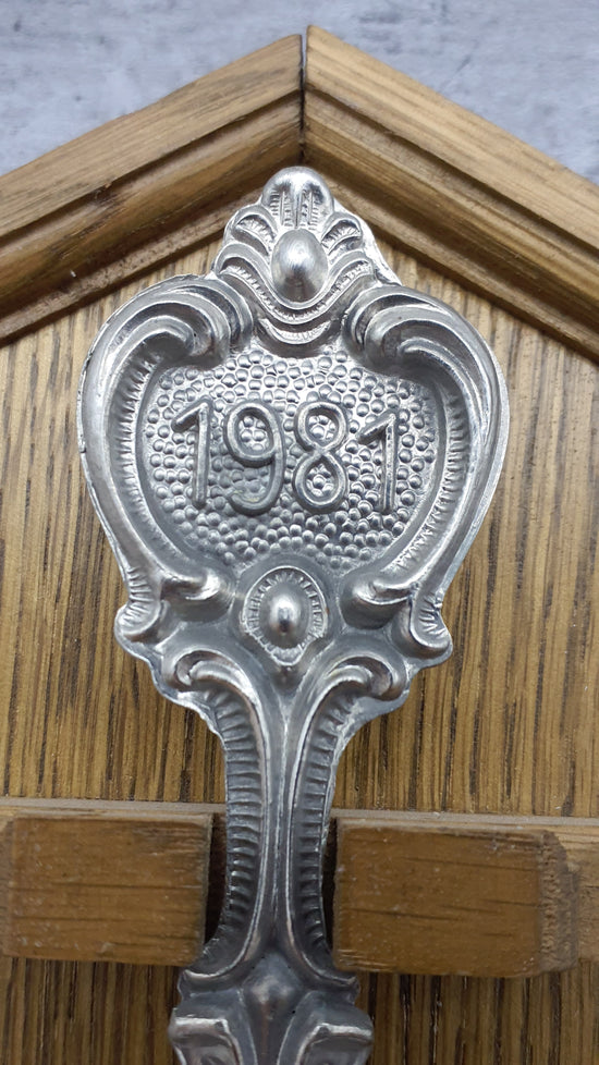 Frieling Zinn Jahreslöffel 1981 mit Holzbrett - Sammellöffel