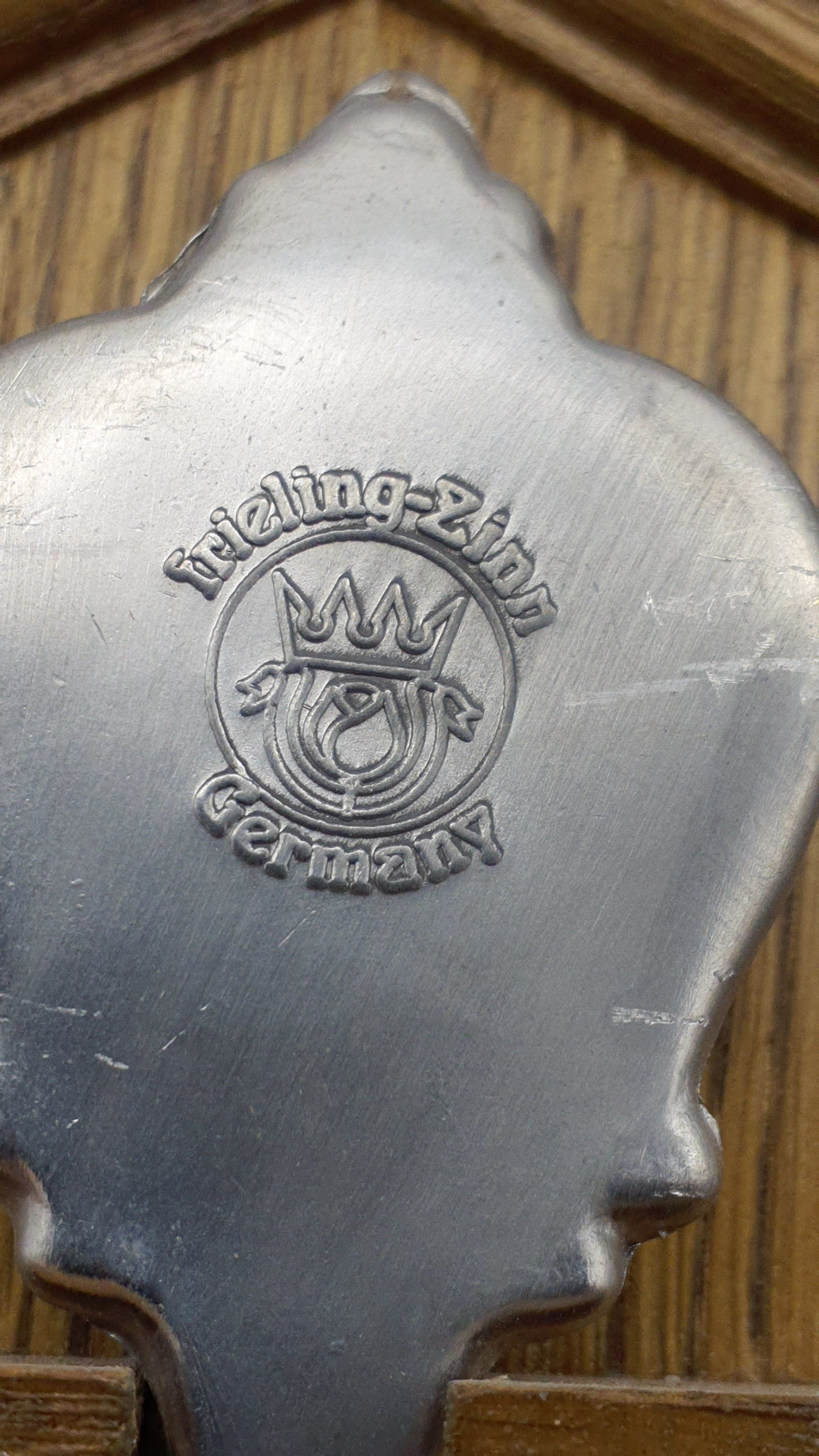 Frieling Zinn Jahreslöffel 1981 mit Holzbrett - Sammellöffel