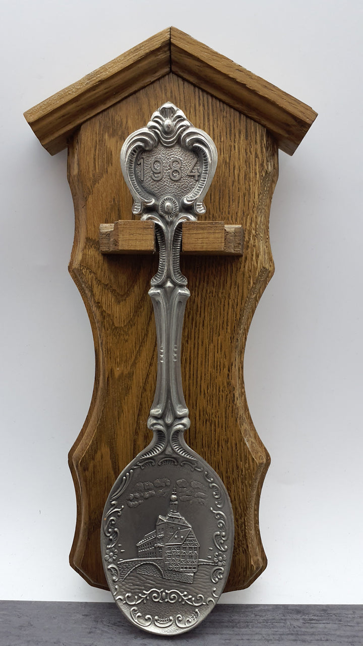 Frieling Zinn Jahreslöffel 1984 mit Holzbrett - Sammellöffel