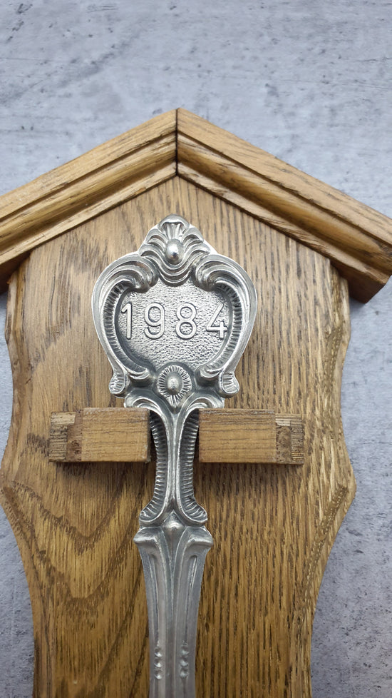 Frieling Zinn Jahreslöffel 1984 mit Holzbrett - Sammellöffel