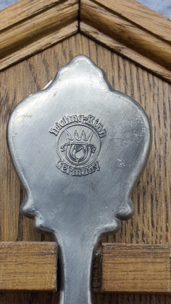 Frieling Zinn Jahreslöffel 1984 mit Holzbrett - Sammellöffel