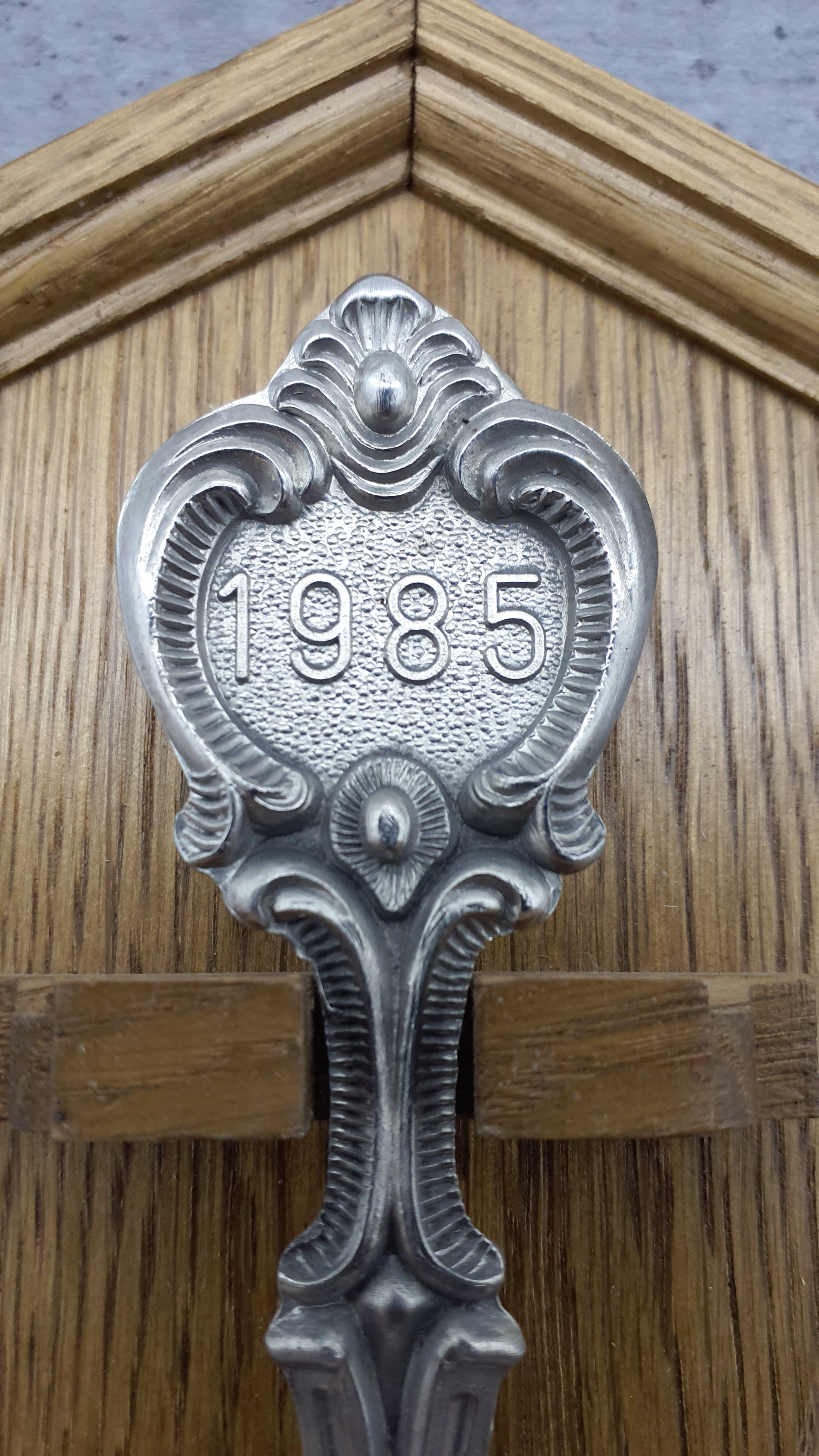 Frieling Zinn Jahreslöffel 1985 mit Holzbrett - Sammellöffel