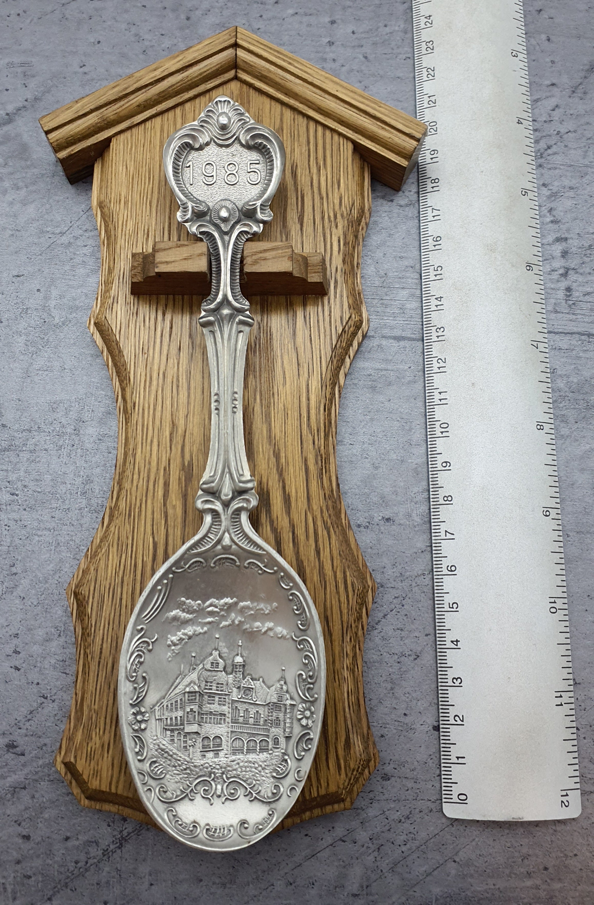 Frieling Zinn Jahreslöffel 1985 mit Holzbrett - Sammellöffel