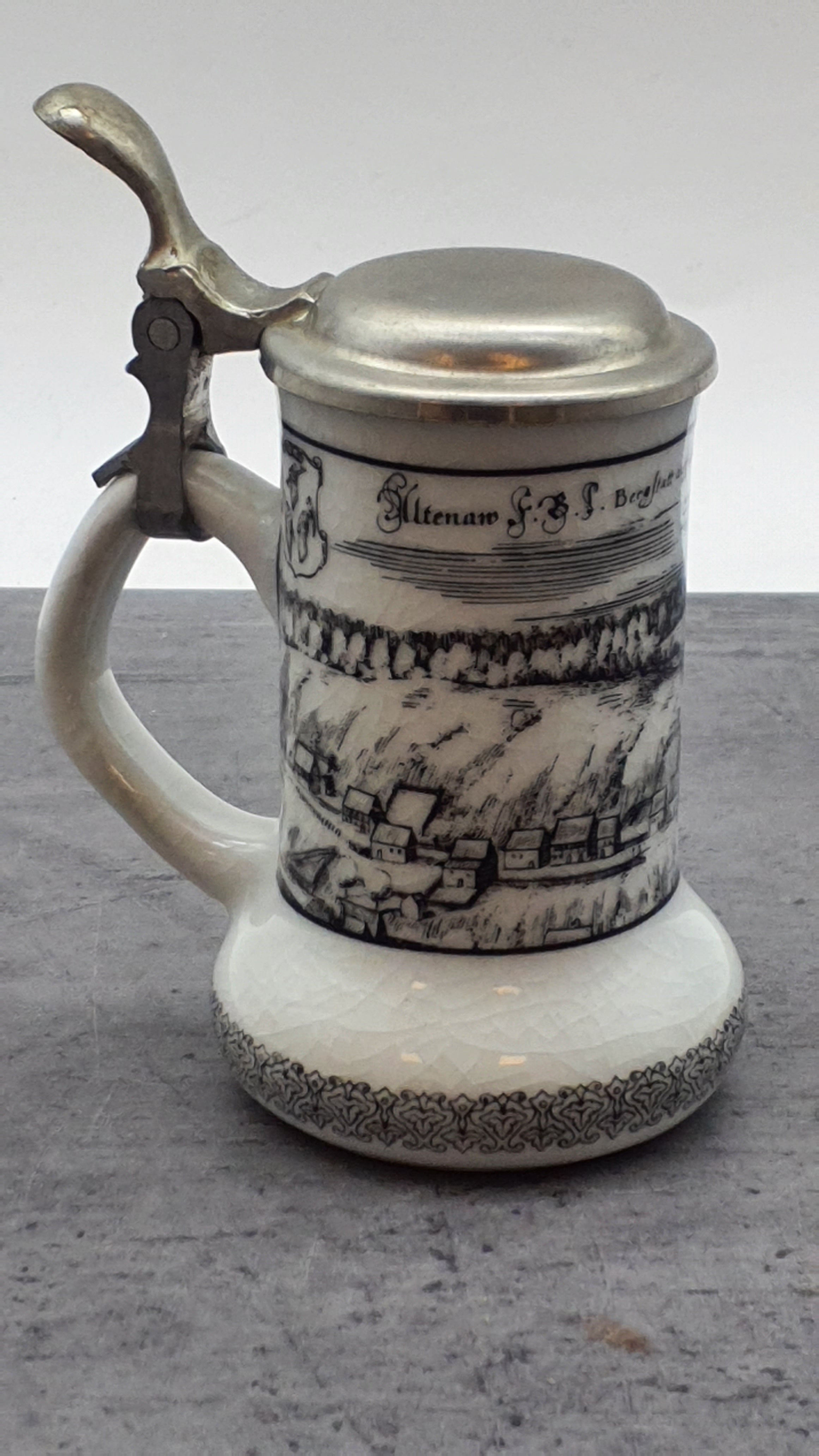 Porzellan Krug mit Zinndeckel, Motiv Altenau Bergstadt auf dem Harz, Altenkunstadt Germany, schwarz-weiß