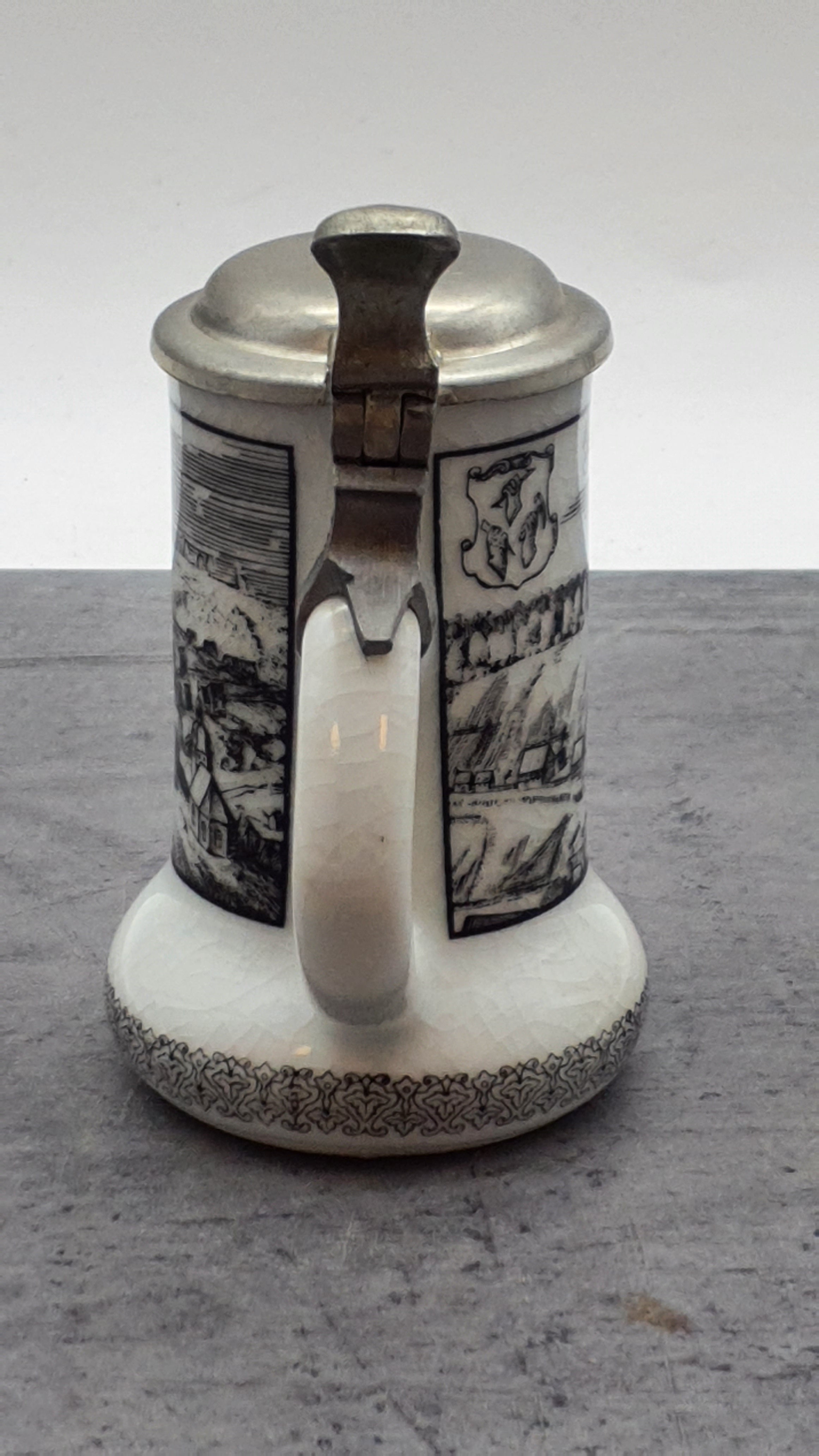 Porzellan Krug mit Zinndeckel, Motiv Altenau Bergstadt auf dem Harz, Altenkunstadt Germany, schwarz-weiß