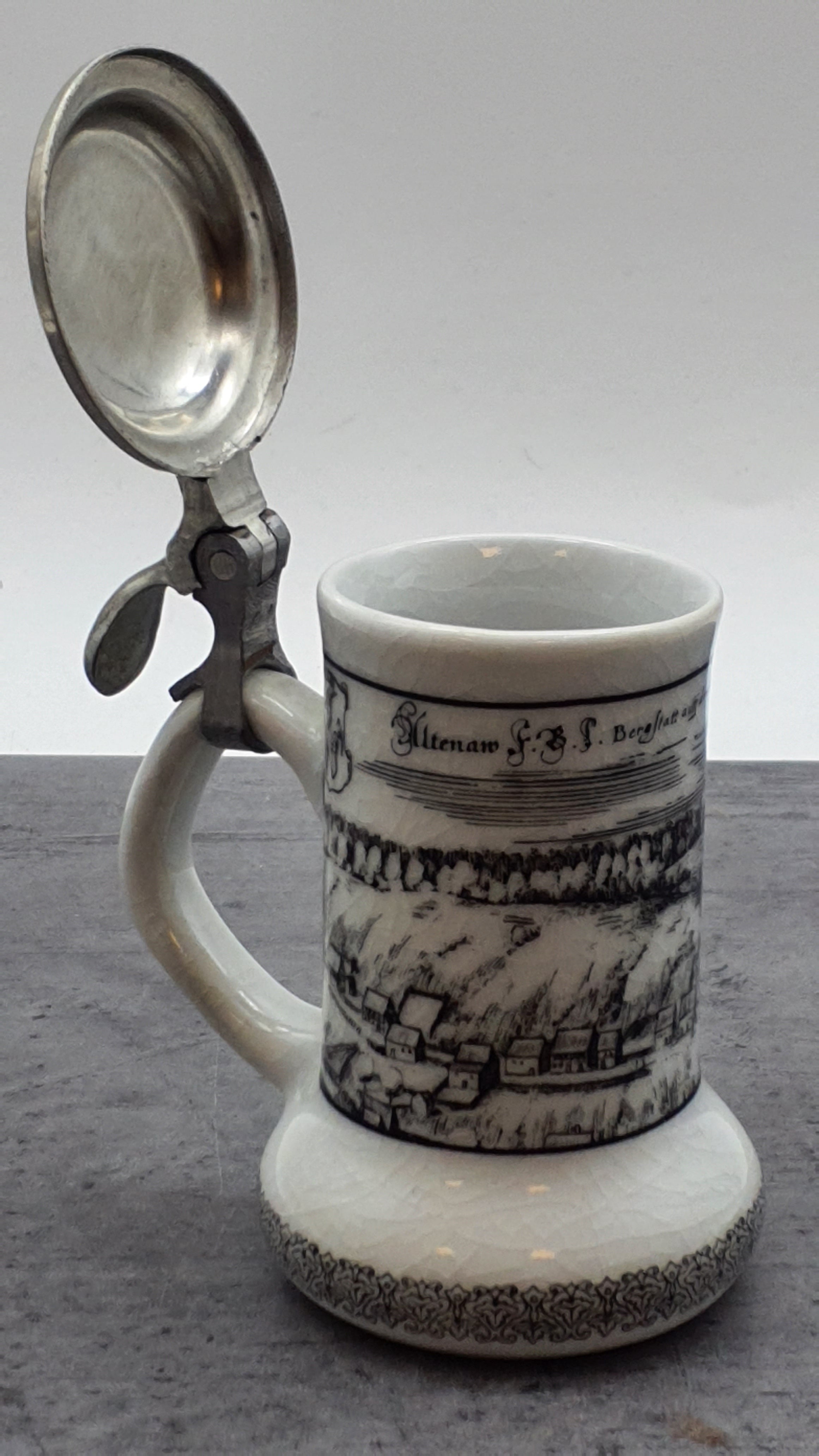 Porzellan Krug mit Zinndeckel, Motiv Altenau Bergstadt auf dem Harz, Altenkunstadt Germany, schwarz-weiß