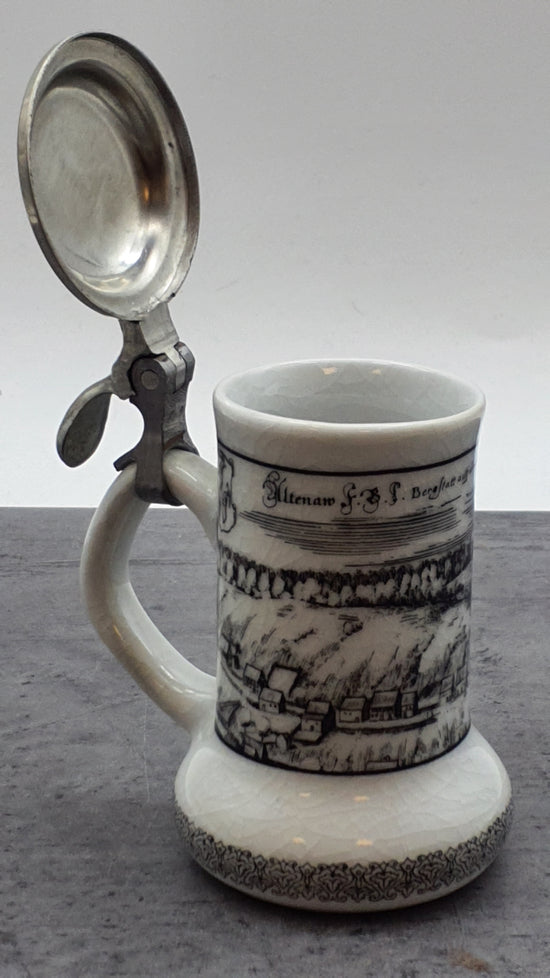 Porzellan Krug mit Zinndeckel, Motiv Altenau Bergstadt auf dem Harz, Altenkunstadt Germany, schwarz-weiß