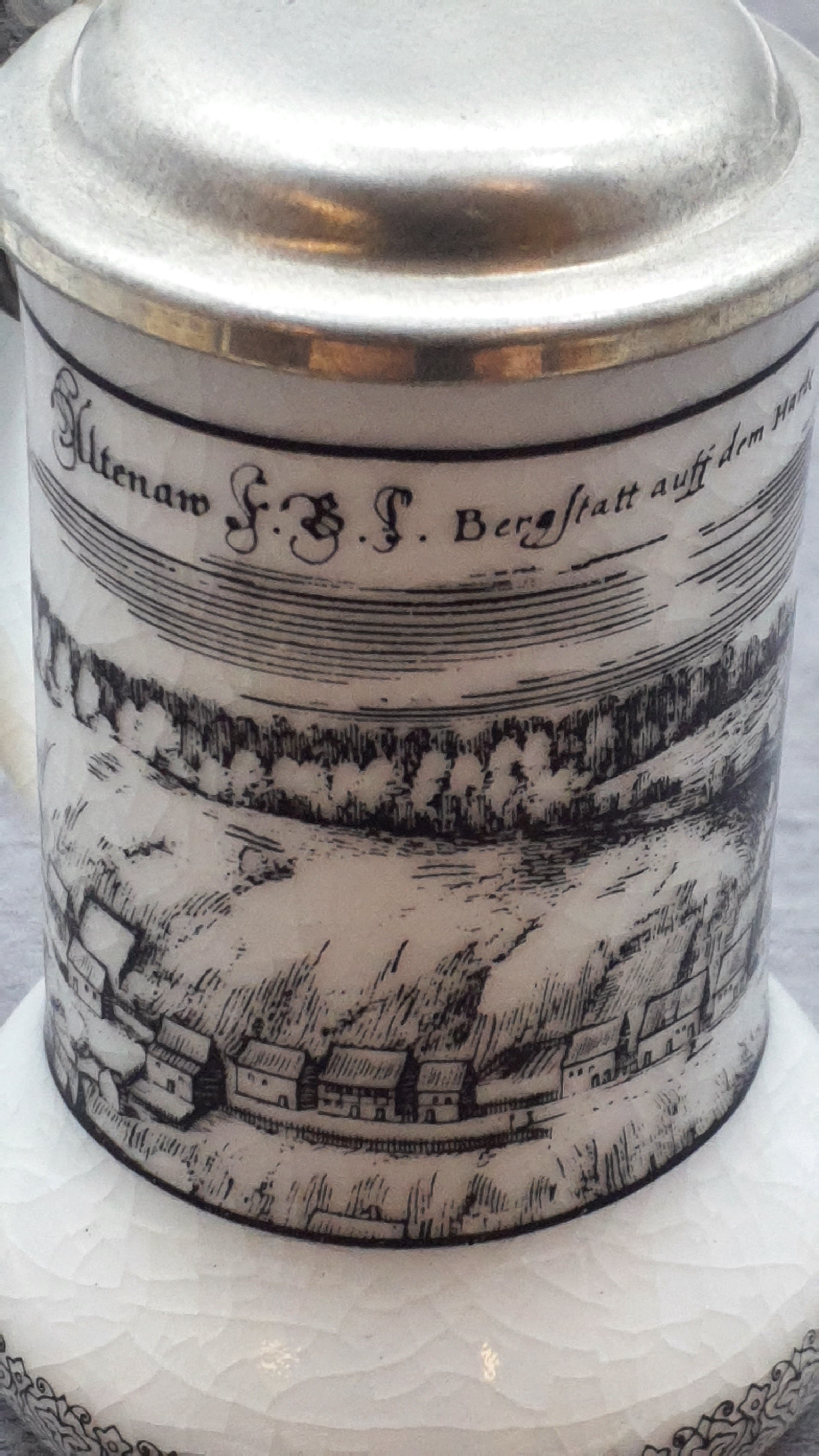 Porzellan Krug mit Zinndeckel, Motiv Altenau Bergstadt auf dem Harz, Altenkunstadt Germany, schwarz-weiß
