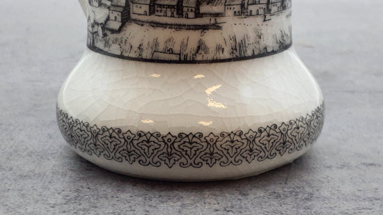 Porzellan Krug mit Zinndeckel, Motiv Altenau Bergstadt auf dem Harz, Altenkunstadt Germany, schwarz-weiß