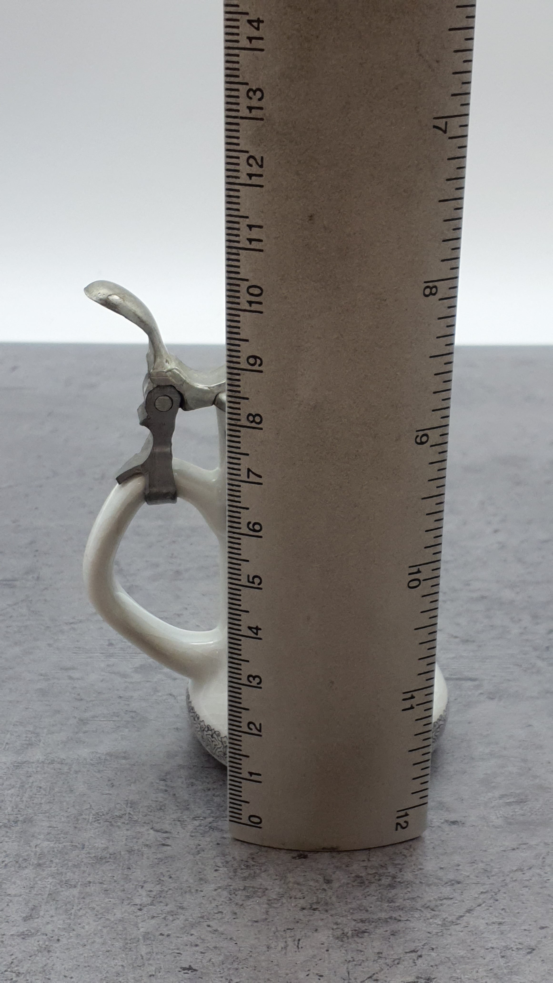 Porzellan Krug mit Zinndeckel, Motiv Altenau Bergstadt auf dem Harz, Altenkunstadt Germany, schwarz-weiß