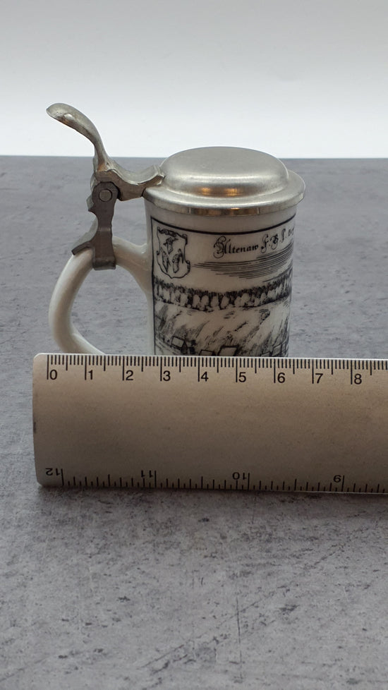 Porzellan Krug mit Zinndeckel, Motiv Altenau Bergstadt auf dem Harz, Altenkunstadt Germany, schwarz-weiß