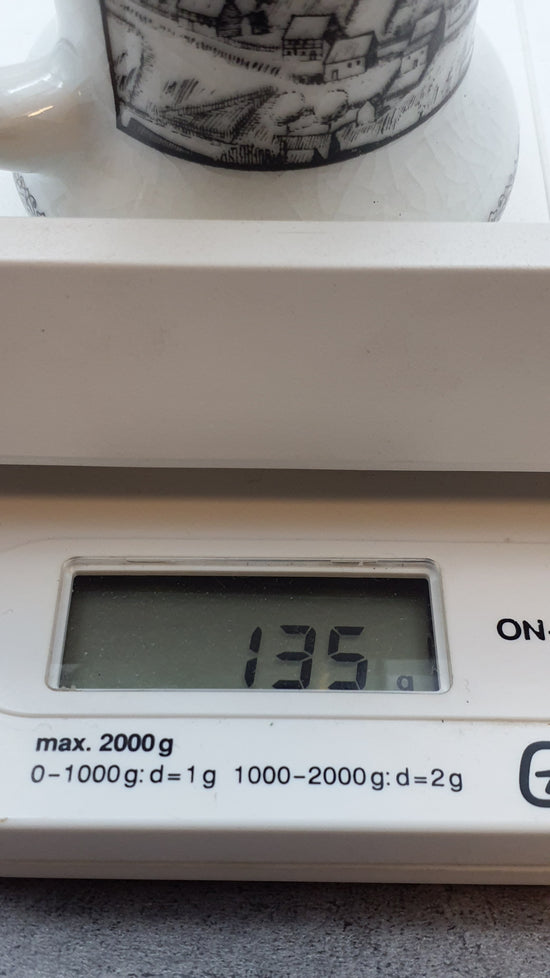 Porzellan Krug mit Zinndeckel, Motiv Altenau Bergstadt auf dem Harz, Altenkunstadt Germany, schwarz-weiß