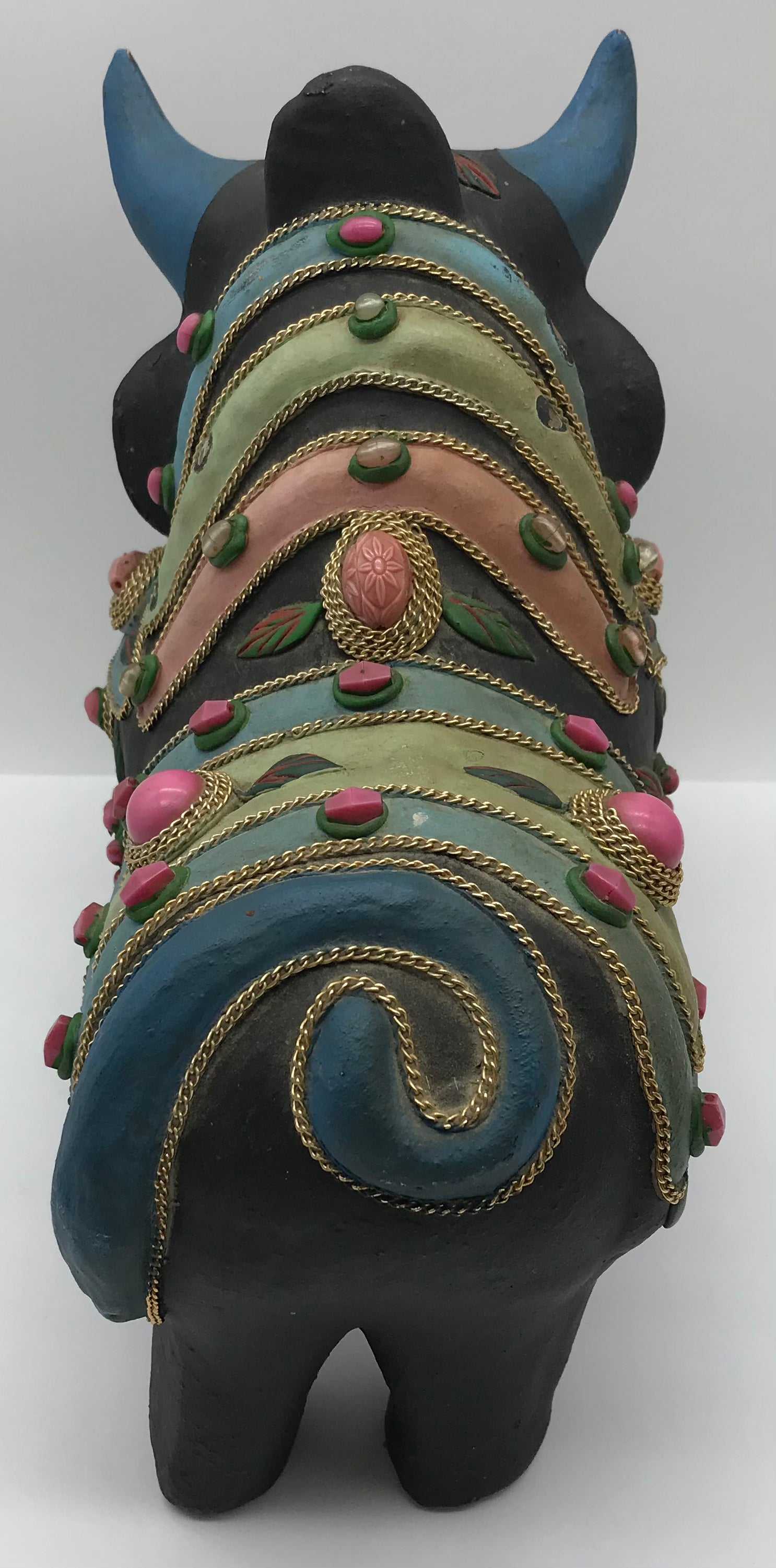 Stierfigur mit Steinen, Volkskunst, handbemalt