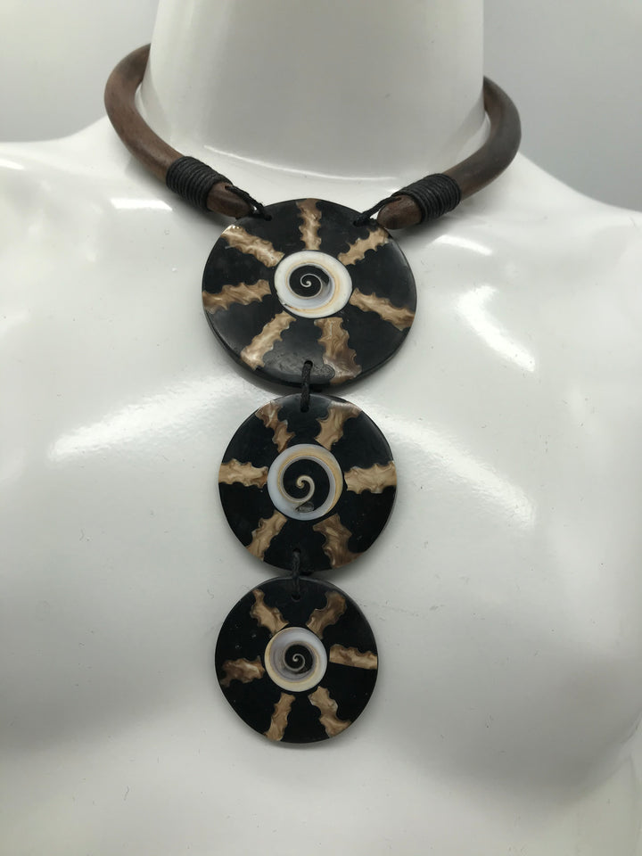 Kette aus Holz, Afrikanischer Look, runde Anhänger, Muschelmotiv