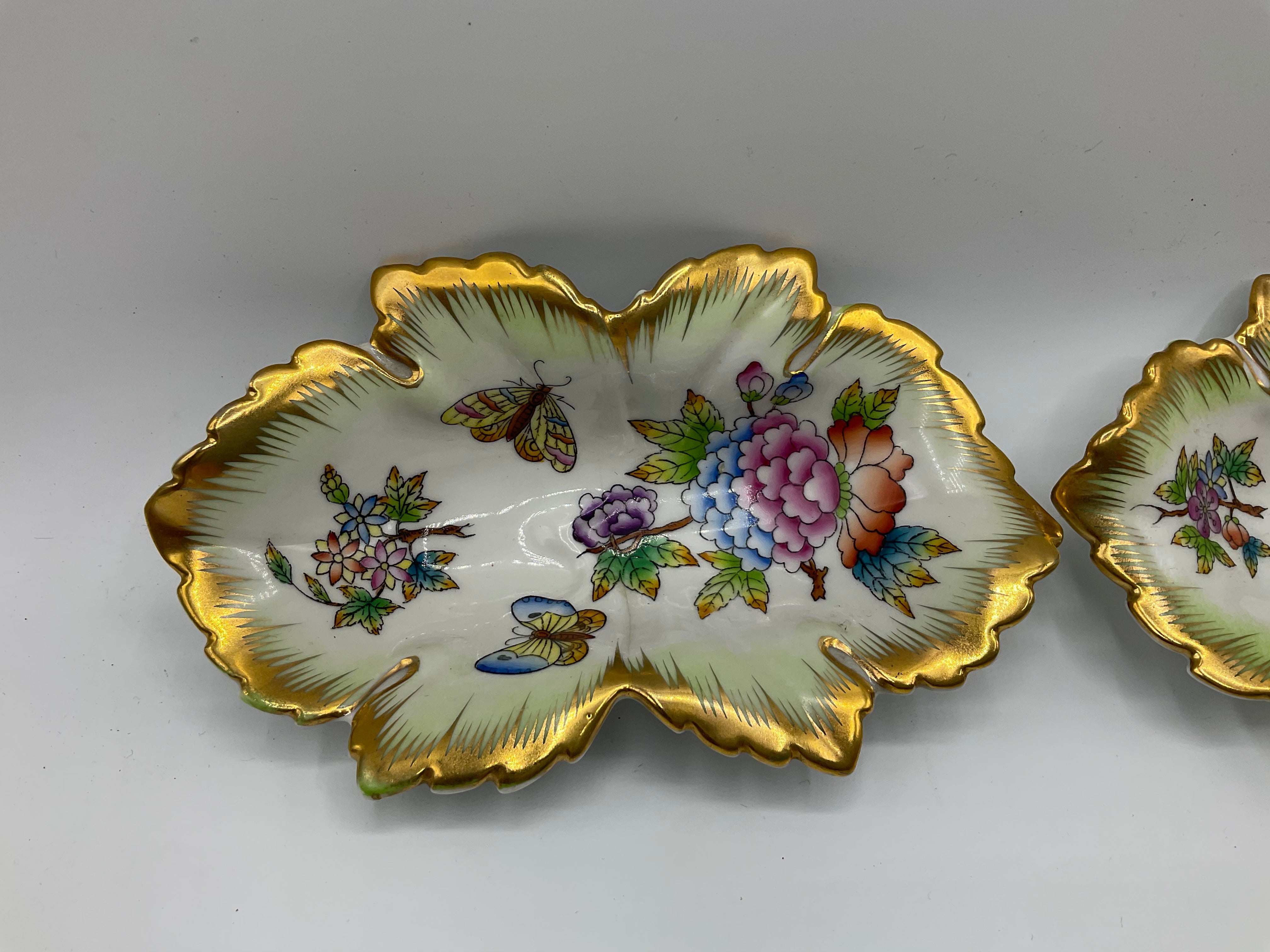 2 Stk. HEREND Hungary - Blattschale mit Blumen- und Schmetterlingsdekor