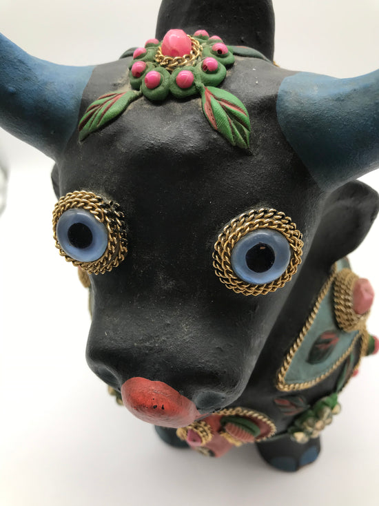 Stierfigur mit Steinen, Volkskunst, handbemalt