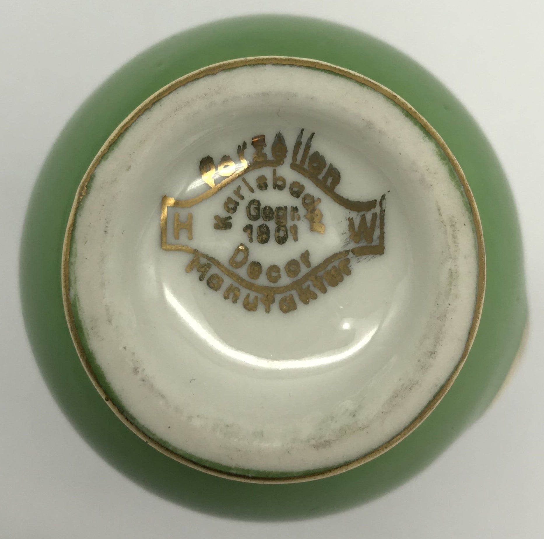 H W Karlsbader Wertarbeit Porzellan Vase, kleine Henkelvase grün mit Vergoldung