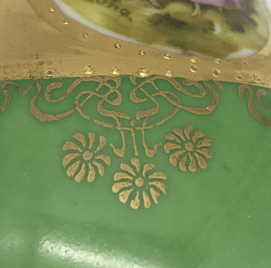 H W Karlsbader Wertarbeit Porzellan Vase, kleine Henkelvase grün mit Vergoldung