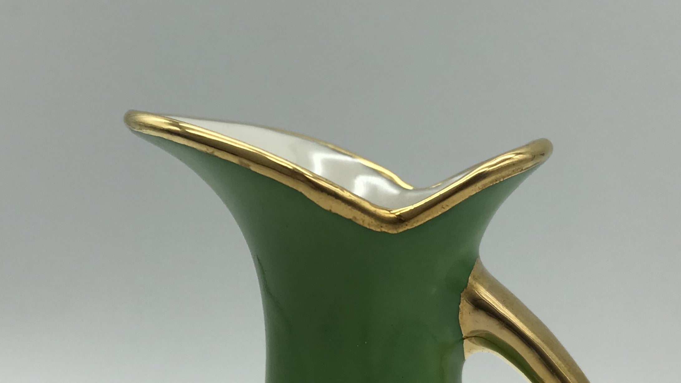 H W Karlsbader Wertarbeit Porzellan Vase, kleine Henkelvase grün mit Vergoldung