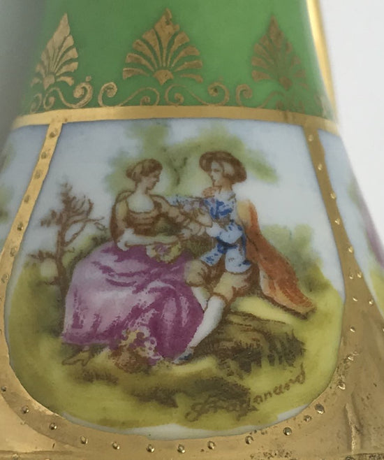 H W Karlsbader Wertarbeit Porzellan Vase, kleine Henkelvase grün mit Vergoldung