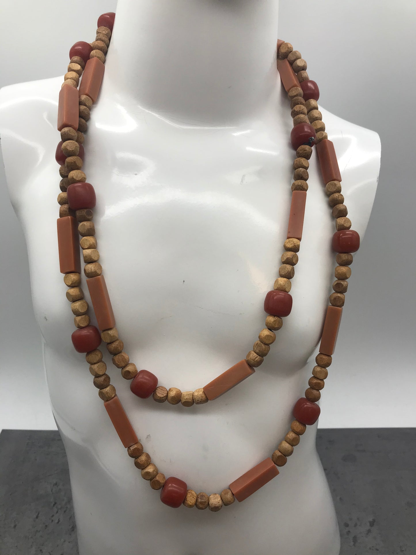 Dekorative Kette, Kette mit Holzperlen, orange, rot farben