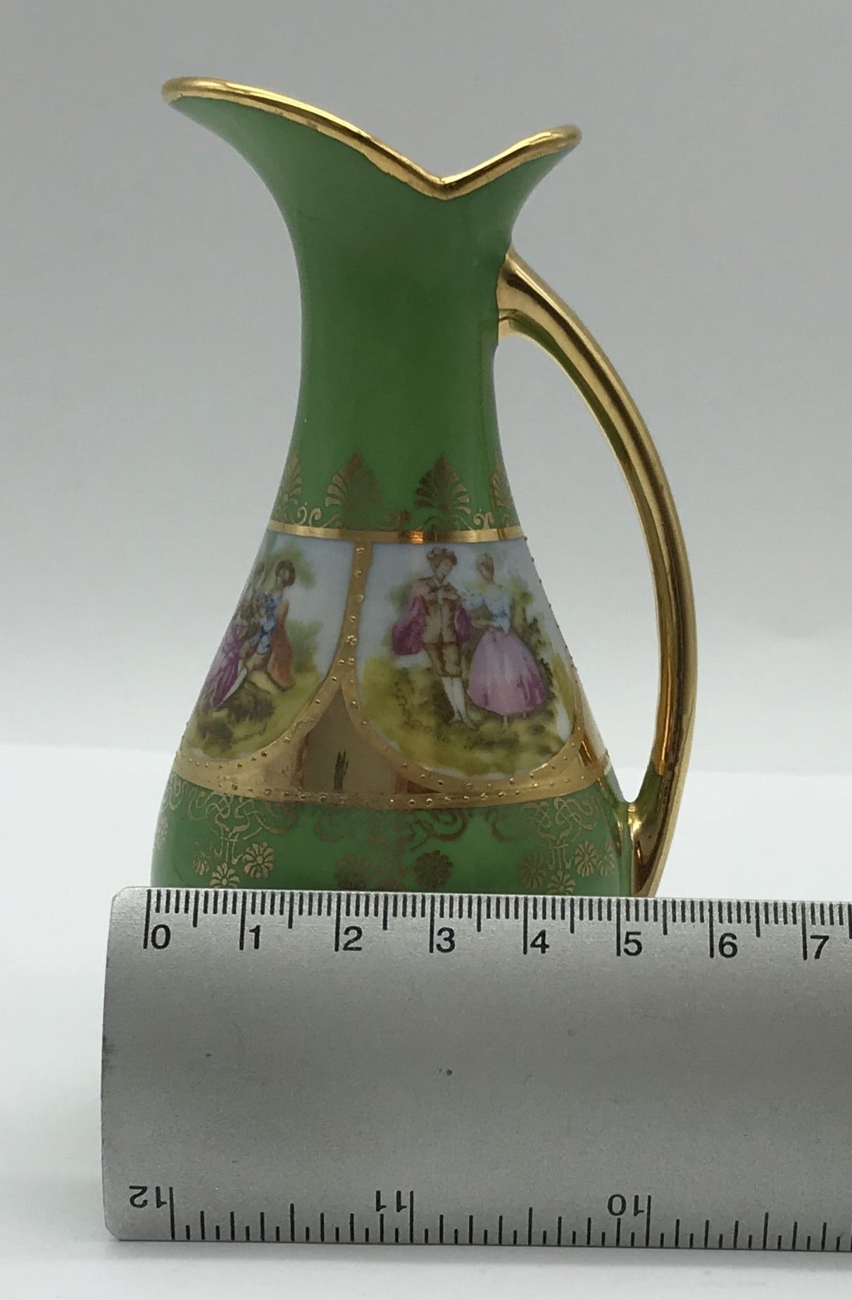 H W Karlsbader Wertarbeit Porzellan Vase, kleine Henkelvase grün mit Vergoldung
