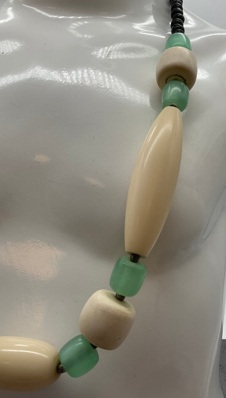 Dekorative Kette, Kette mit Perlen, creme, türkis, schwarz farben