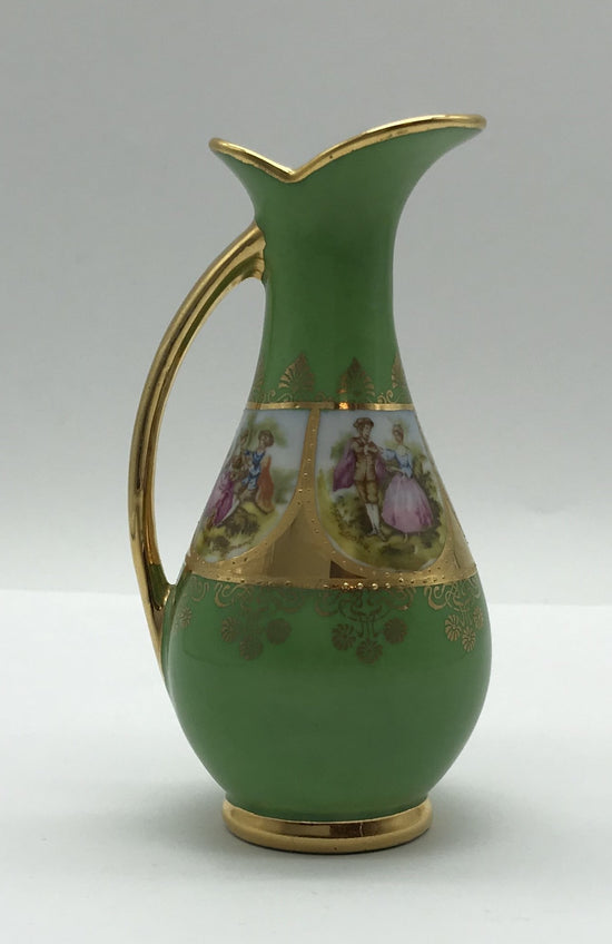 H W Karlsbader Wertarbeit Porzellan Vase, kleine Henkelvase grün mit Vergoldung