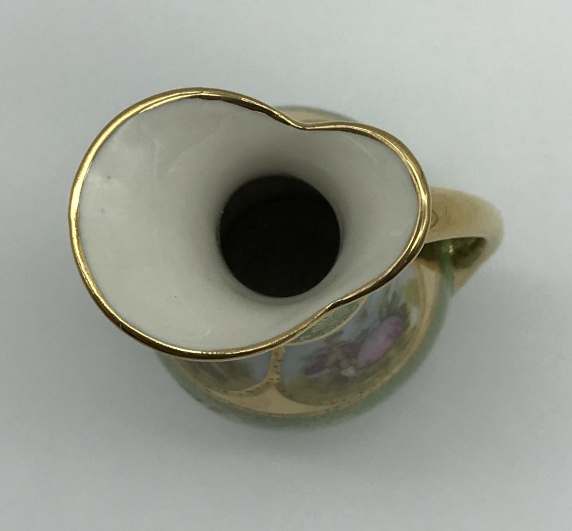 H W Karlsbader Wertarbeit Porzellan Vase, kleine Henkelvase grün mit Vergoldung