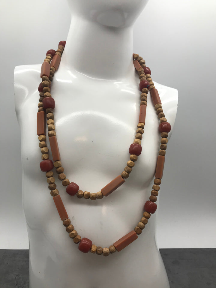 Dekorative Kette, Kette mit Holzperlen, orange, rot farben