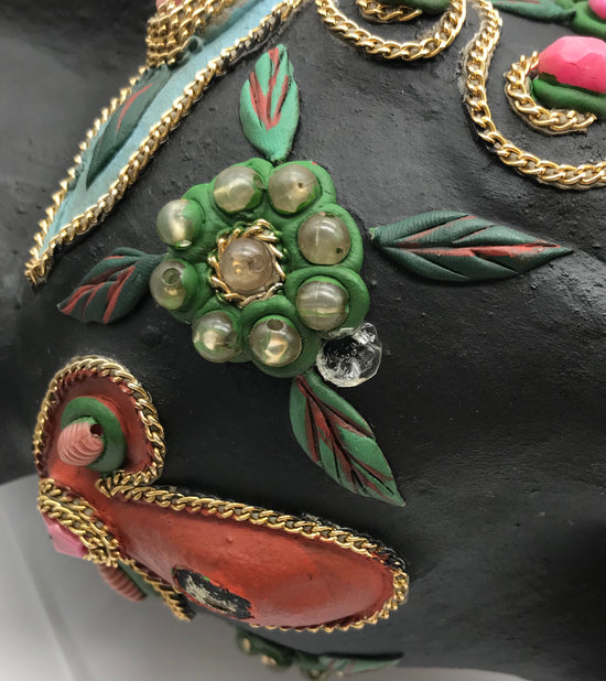 Stierfigur mit Steinen, Volkskunst, handbemalt