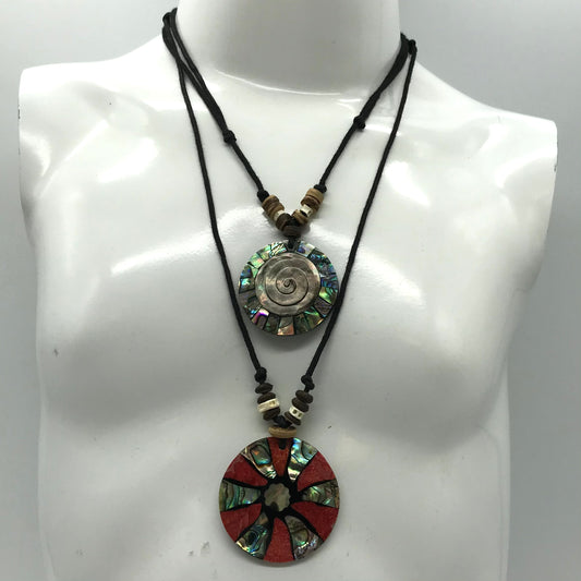 2 x Kette aus Holz, Afrikanischer Look, runde Anhänger, Perlsmuttfarbend