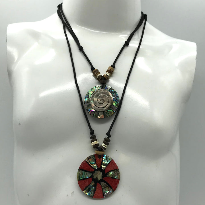 2 x Kette aus Holz, Afrikanischer Look, runde Anhänger, Perlsmuttfarbend