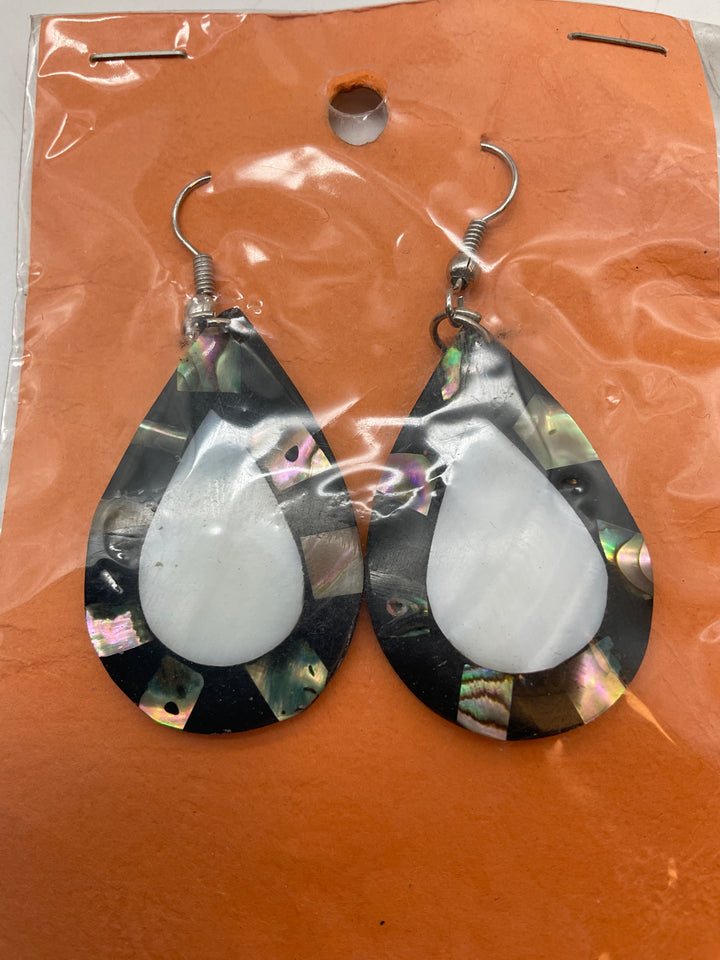 Ohrringe aus Holz, schwarz und perlmuttfarben