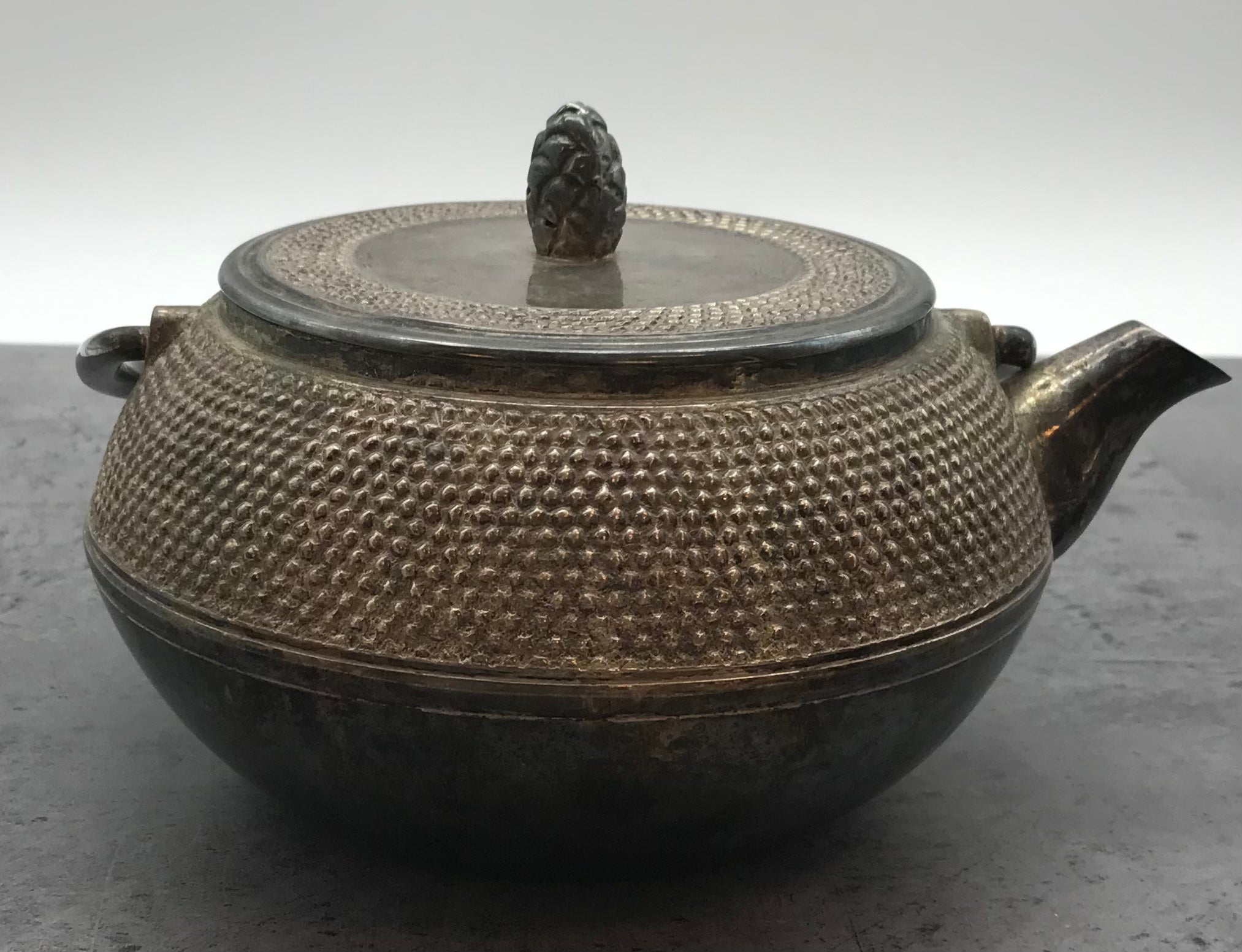 Teekanne mit Henkel, versilbert